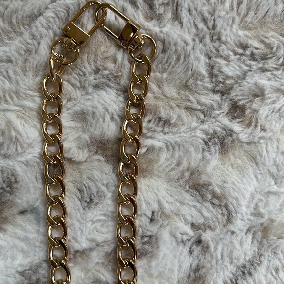 Louis Vuitton lock and key with gold tone chain - Picture 4 of 8